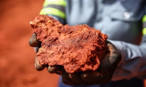  Bauxite: Un Trésor Minéral pour la Fabrication de Produits Durables !